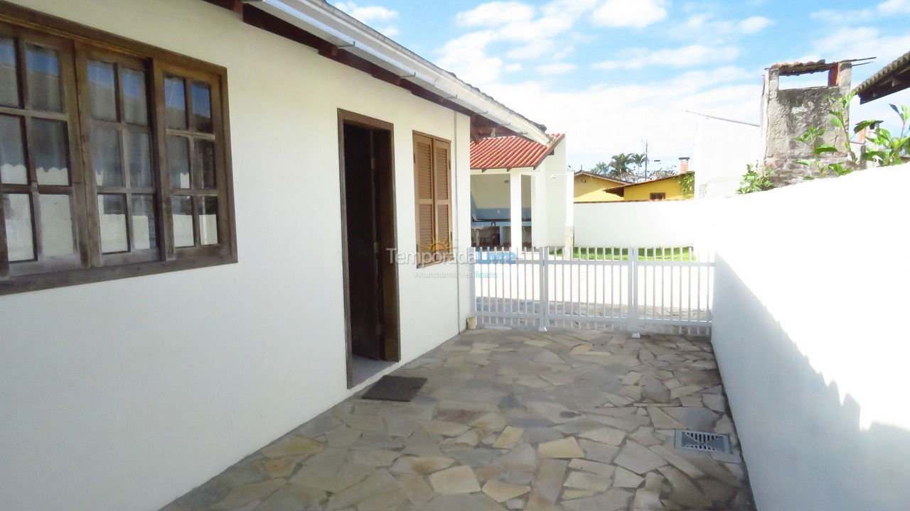 Casa para alquiler de vacaciones em Itapoá (Balneário Uirapuru)