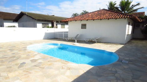 60 metros do mar, casa piscina, 3 q (1 suite), aire, wifi, monit. 24h, 60 metros del mar.