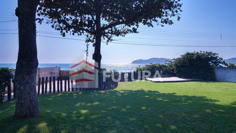 Casa para aluguel de temporada - Frente ao mar de Bombinhas, SC