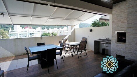 Penthouse with private pool, 4 bedrooms, close to the sea!
