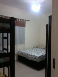 Quarto 2, com uma cama de casal e as treliches