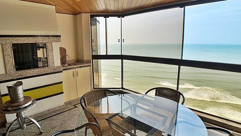 Ed. Beach Tower: 04 dormitórios frente mar Balneário Camboriú