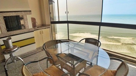 Ed. Beach Tower: 04 dormitórios frente mar Balneário Camboriú