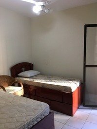 quarto com 2 camas de solteiro