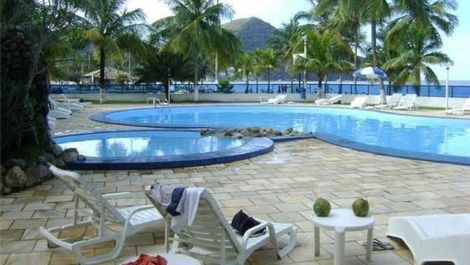 Apto frente mar, 6 ou 8 pessoas, 3 dorm, piscina e churrasqueira