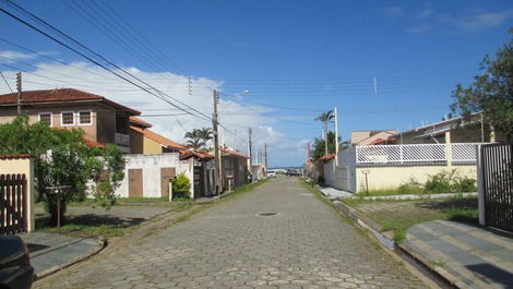 Casa com piscina a 100 metros da praia