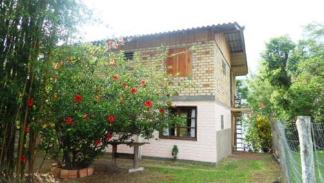 Casa na praia do rosa 06 quartos frente a Lagoa,acomoda 12 pessoas.