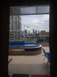 Apartamento con piscina y vistas al mar.