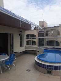 Apartamento con piscina y vistas al mar.