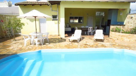 Duas quadras do mar, 5q(4 suítes),piscina, ar cond, wifi, tv ass.,