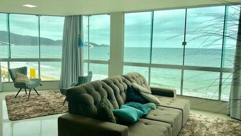 Sala de estar com vista para o mar