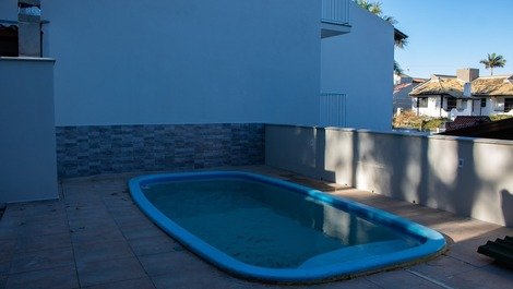 Casa con 03 habitaciones, piscina, aire acondicionado y situado a 100 metros del mar.