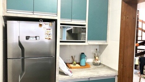 Cozinha do apto. com eletrodoméstico e utensílios necessários.