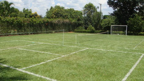 Mini campo de futebol iluminado