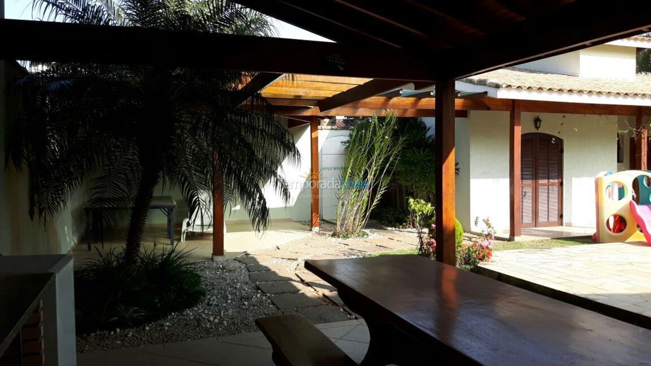 Casa para alquiler de vacaciones em Caraguatatuba (Praia da Mococa)