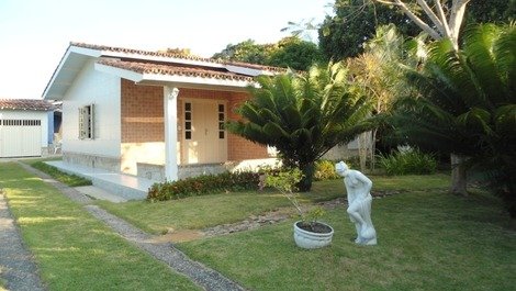 Casa 3 quartos, 7 pessoas, 1km da praia de Cabrália, Bahia.