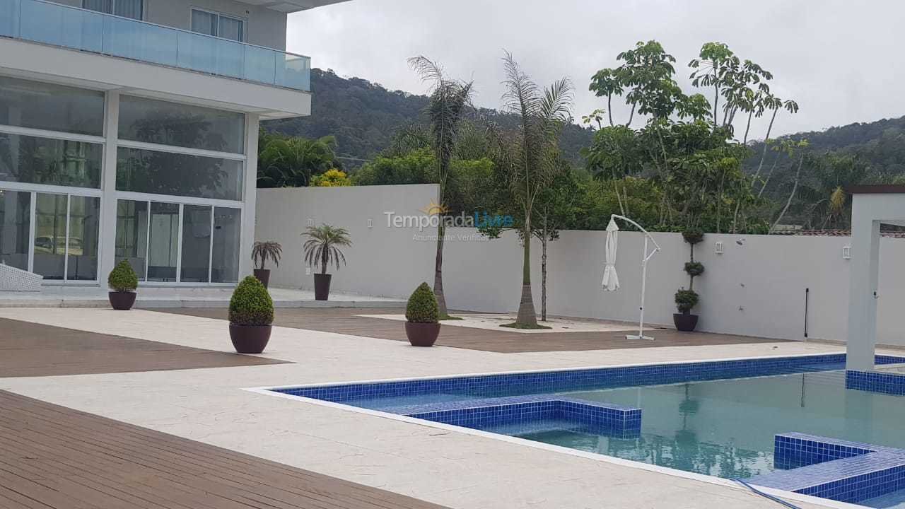 Casa para aluguel de temporada em Balneário Camboriú (Praia do Estaleirinho)