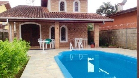 Casa em Maranduba 5 dom 100m da praia com piscina e WIFI