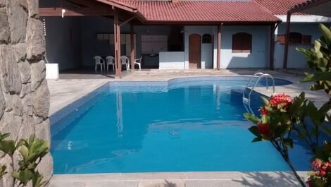 Casa azul, sobrado com piscina, 3 quartos, 50 metros da praia