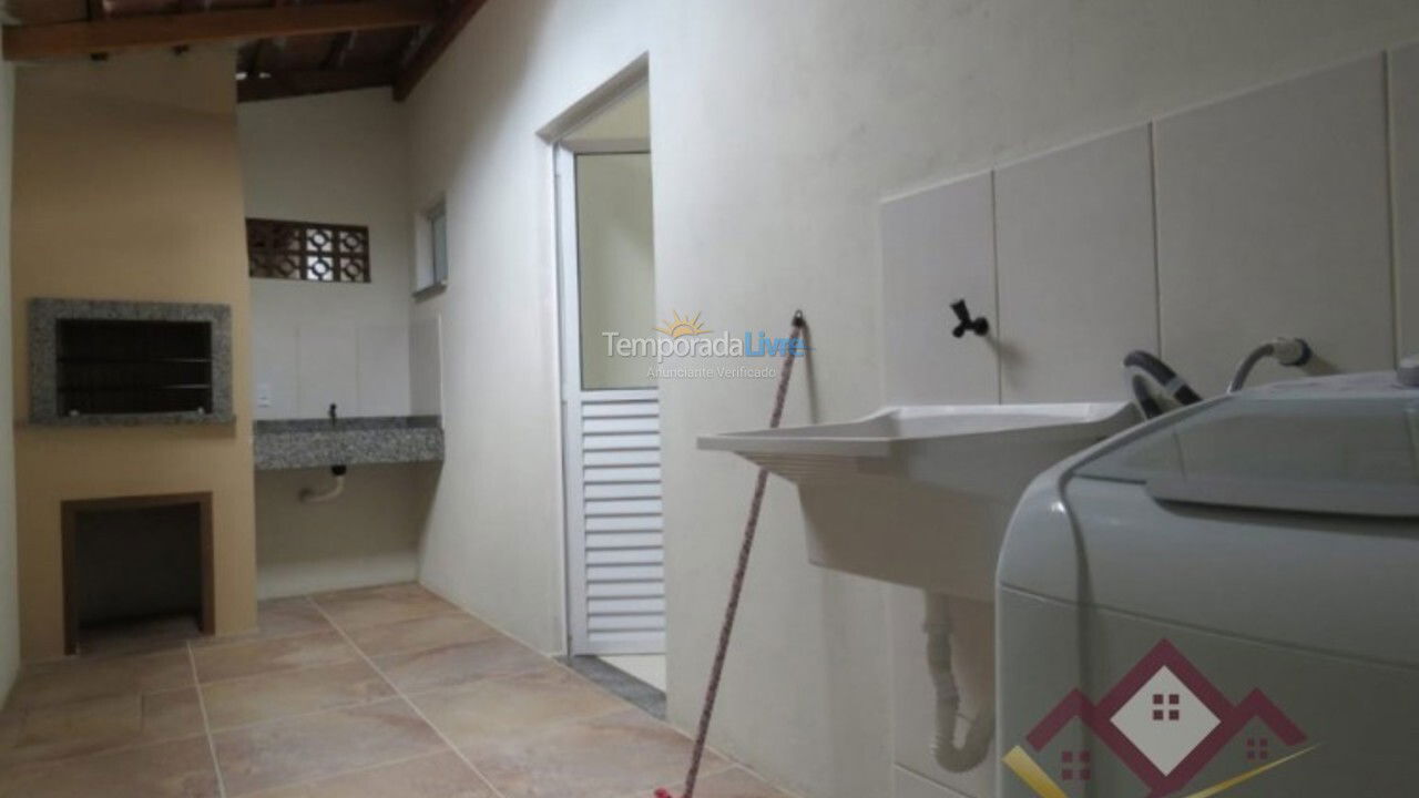 Casa para aluguel de temporada em Bombinhas (Praia de Zimbros)