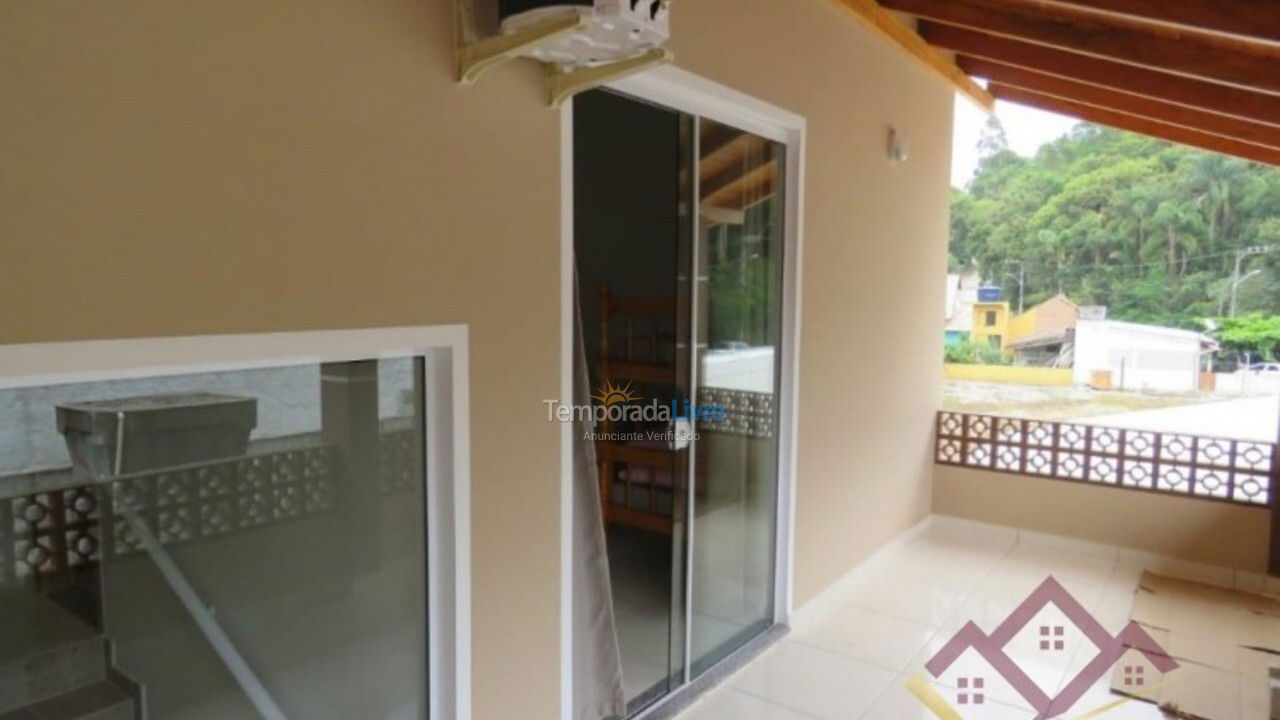 Casa para aluguel de temporada em Bombinhas (Praia de Zimbros)