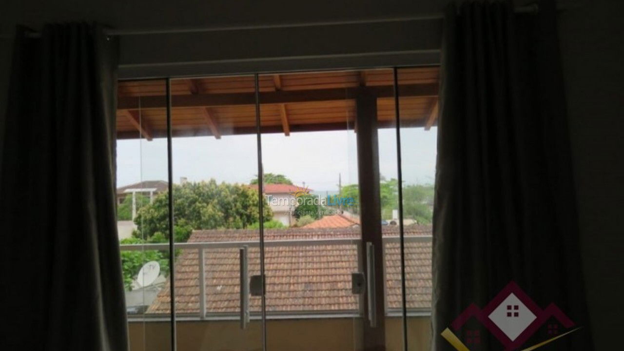 Casa para aluguel de temporada em Bombinhas (Praia de Zimbros)