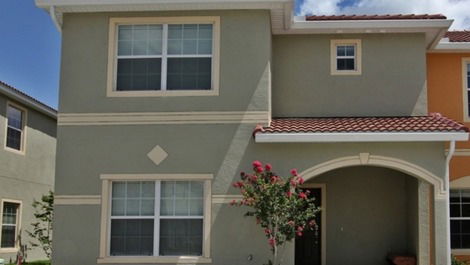 Hermosa casa ubicada en un complejo de condominios en Kissimmee