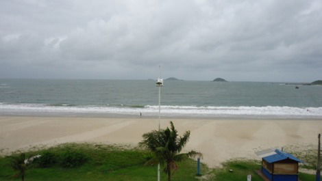 Ótimo apartamento frente mar, sacada com churrasqueira, 2 garagens