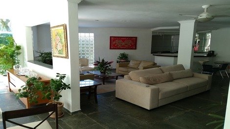 Amplia casa con 5 suites en una comunidad cerrada en Guarujá