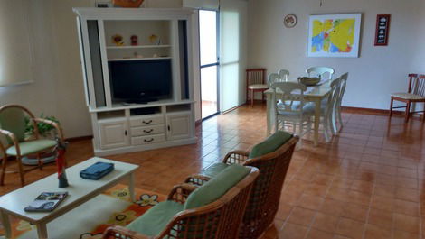 Large apartment with 4 bedrooms, 2 suites 90 meters from the beach.