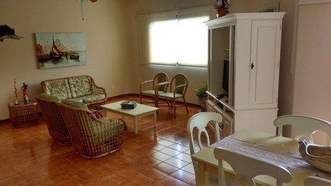 Large apartment with 4 bedrooms, 2 suites 90 meters from the beach.