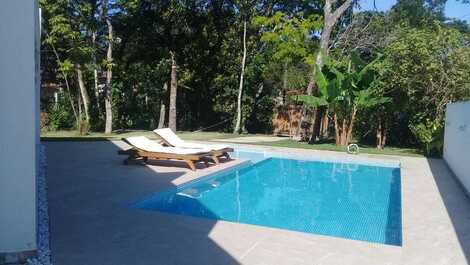 Aluga uma bela casa com piscina