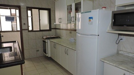 Cozinha, com geladeira e microondas novíssimos