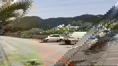 FRENTE DO PRÉDIO VISTA DO ESTACIONAMENTO PUBLICO