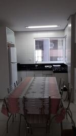 Ótima cobertura bem no centro da Meia Praia, apenas 250 metros do mar.