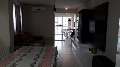 Ótima cobertura bem no centro da Meia Praia, apenas 250 metros do mar.