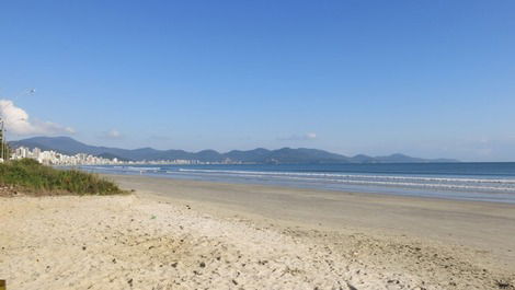 APO. MUITO BEM LOCALIZADO NO CORAÇÃO da Meia Praia