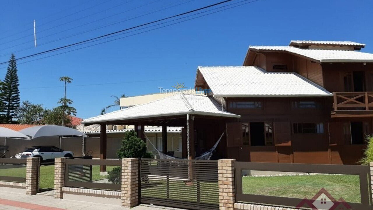 Casa para aluguel de temporada em Bombinhas (Praia de Zimbros)