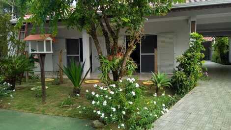 Itapoá / SC - Casa Edícula - one block from the sea, capacity 11 people