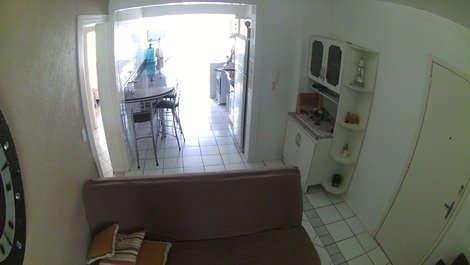 vista da sala para cozinha