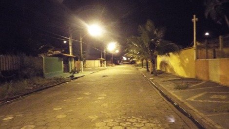 Vista noturna da rua em frente da casa 