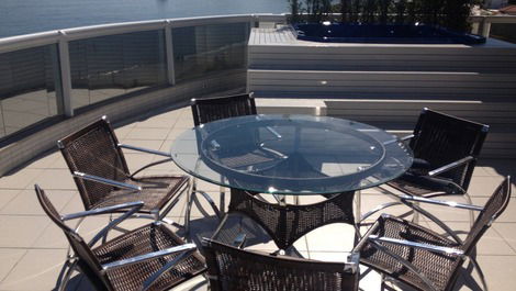 Luxury penthouse with 09 bedrooms, jacuzzi and full sea view !!