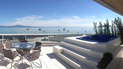 Luxury penthouse with 09 bedrooms, jacuzzi and full sea view !!