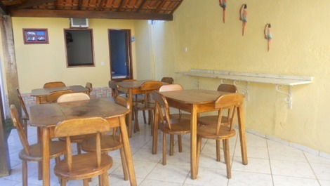 Casa com 10 suítes, 50 pessoas, piscina, churrasqueira, 500m da praia