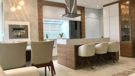 Maravilloso apartamento de alto nivel, vistas al mar, a 30 metros de la playa.