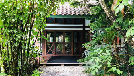 Beautiful house with 8 bedrooms located 70m from Taperapuan Beach