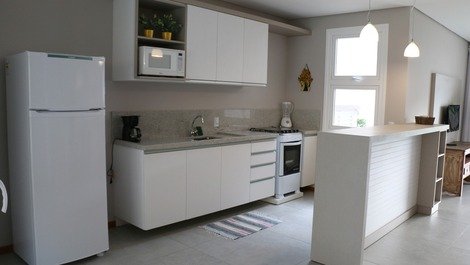 Cozinha integrada com copa e sala de estar