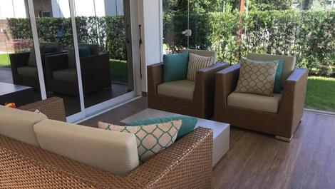 Casa en urbanización cerrada, piscina, parque infantil, barbacoa