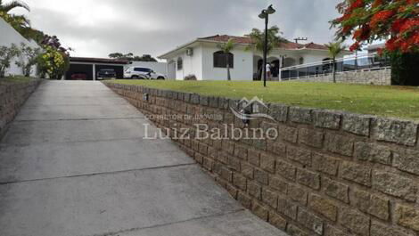 CASA COM PISCINA PONTA DAS CANAS