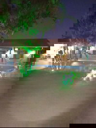 Frente da casa com a piscina.